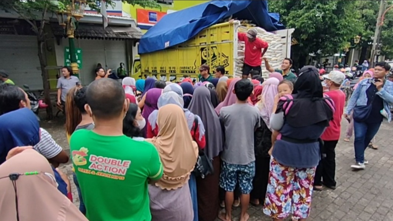 Beras Mahal, Ratusan Warga di Magetan Serbu Operasi Pasar, 10 Ton Beras Premium Ludes dalam 1 Jam
            - galeri foto