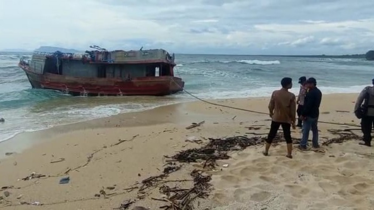 Geger, Kapal Tak Bertuan Terdampar di Perairan Alas Purwo Banyuwangi
            - galeri foto