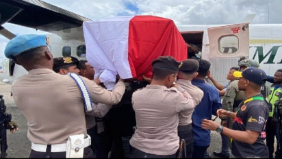Jenazah Bripda Risman Anggota Polres Pengunungan Bintang yang Jatuh ke Sungai Diguel dievakuasi ke Timika