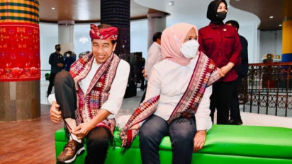 Kunjungi Sentra Tenun Jembrana, Presiden Jokowi Beli Sepatu Kets Tenun Bali