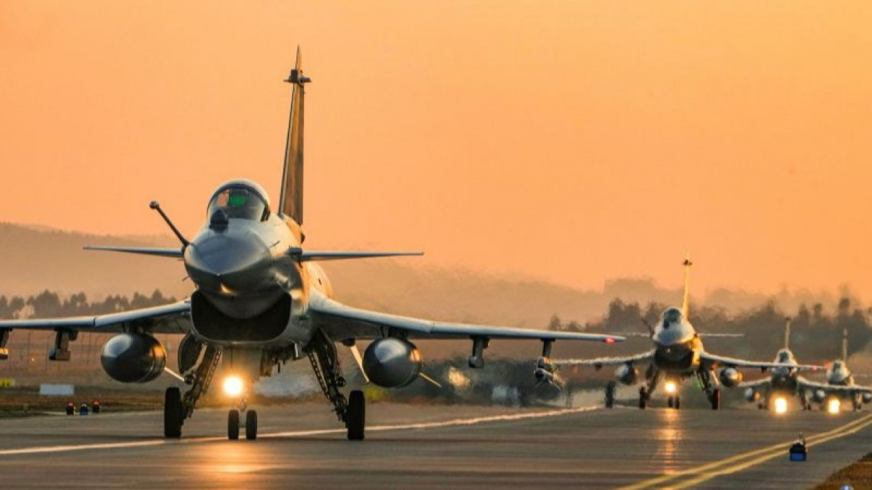 23 Jet Tempur China Memasuki Zona Identifikasi Pertahanan Udara Taiwan
            - galeri foto