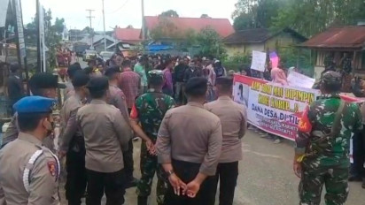 Tuntut Kades Mundur, Warga Desa Air Mumu Kerinci Segel Kantor Desa