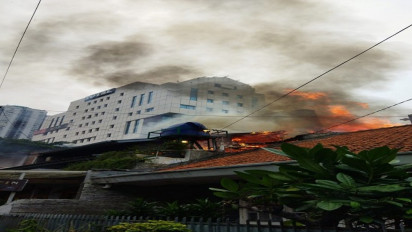 Warga dan Pemadam Kebakaran Berjibaku Padamkan Api yang Melalap Rumah di Tomang Jakarta Barat