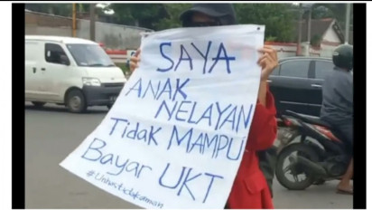 Viral! Tak Mampu Bayar UKT, Aksi Diam Dilakukan Mahasiswa di Depan Kampus Unhas