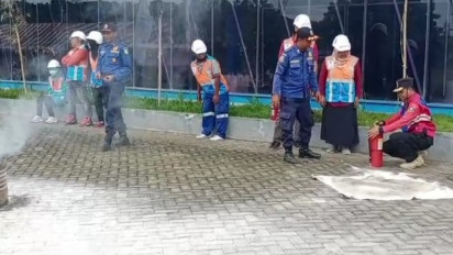 Damkartan Sumbawa Simulasi Penggunaan Alat Pemadam Api Ringan di Kantor Pelindo Badas