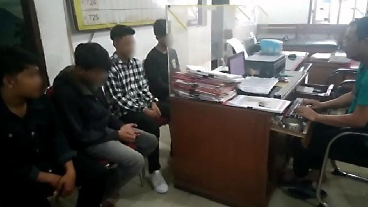 Gegara Cekcok Sepasang Kekasih, Picu Bentrok Antar Pengunjung Warung
            - galeri foto