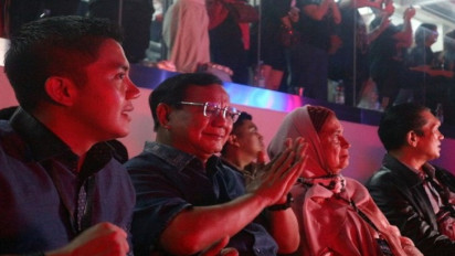 Di Antara Ribuan Penonton, Prabowo dan Anies Baswedan Saksikan Konser DEWA 19