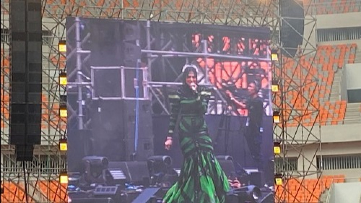 Aksi Mulan Jameela Jadi Pembuka Konser Dewa 19 di Jakarta
            - galeri foto