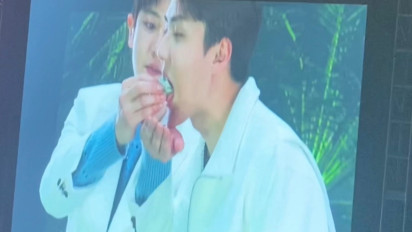 Datang ke Indonesia, EXO-SC Ketagihan Main Lato-lato dan Makan Klepon