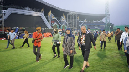 Tinjau Venue Resepsi 1 Abad NU, Gubernur Khofifah Pacu Semangat Penampil Paper Mob di Tribun GOR Delta Sidoarjo