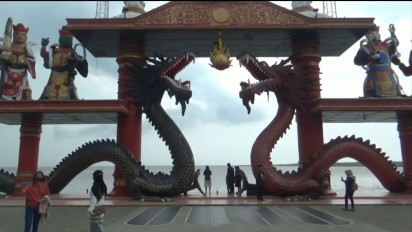 Cap Go Meh, Warga di Surabaya Gelar Ritual Fangsen Lepas Burung dan Tabur Bunga di Laut, Berharap Keberuntungan