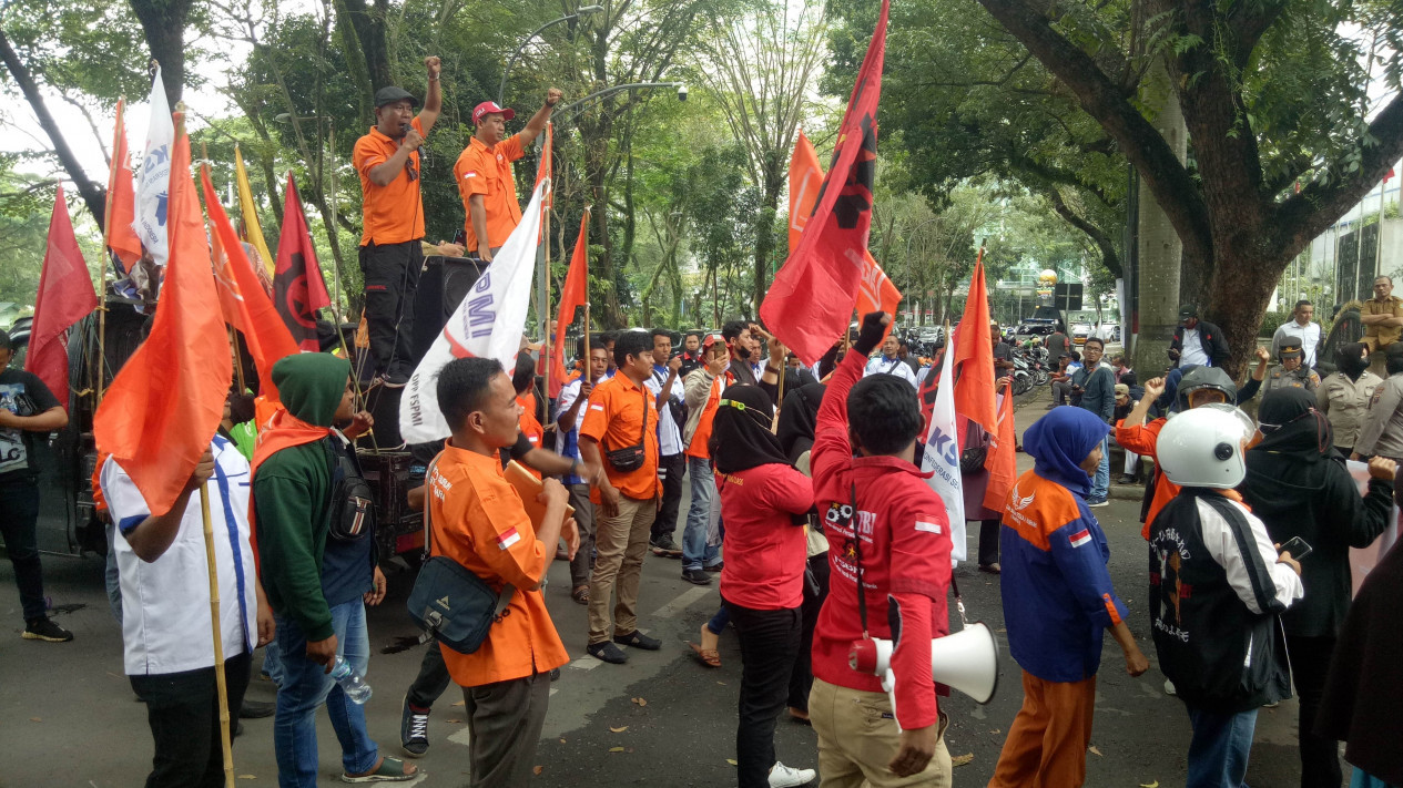 Tolak Perppu Cipta Kerja, Buruh: Rezim Jokowi-Ma’ruf Amin Hanya Pandai Ngakali
            - galeri foto