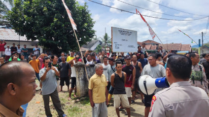 Curiga, Warga Muratara Sumsel Hancurkan Mobil dan Tangkap 5 Penumpang Diduga Penculik