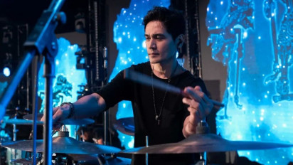Heboh! Tyo Nugros Eks Drummer Dewa 19 Jadi Bulan-bulanan Netizen, Potret Dirinya 20 Tahun Lalu Wajahnya Tetap Awet Muda!
