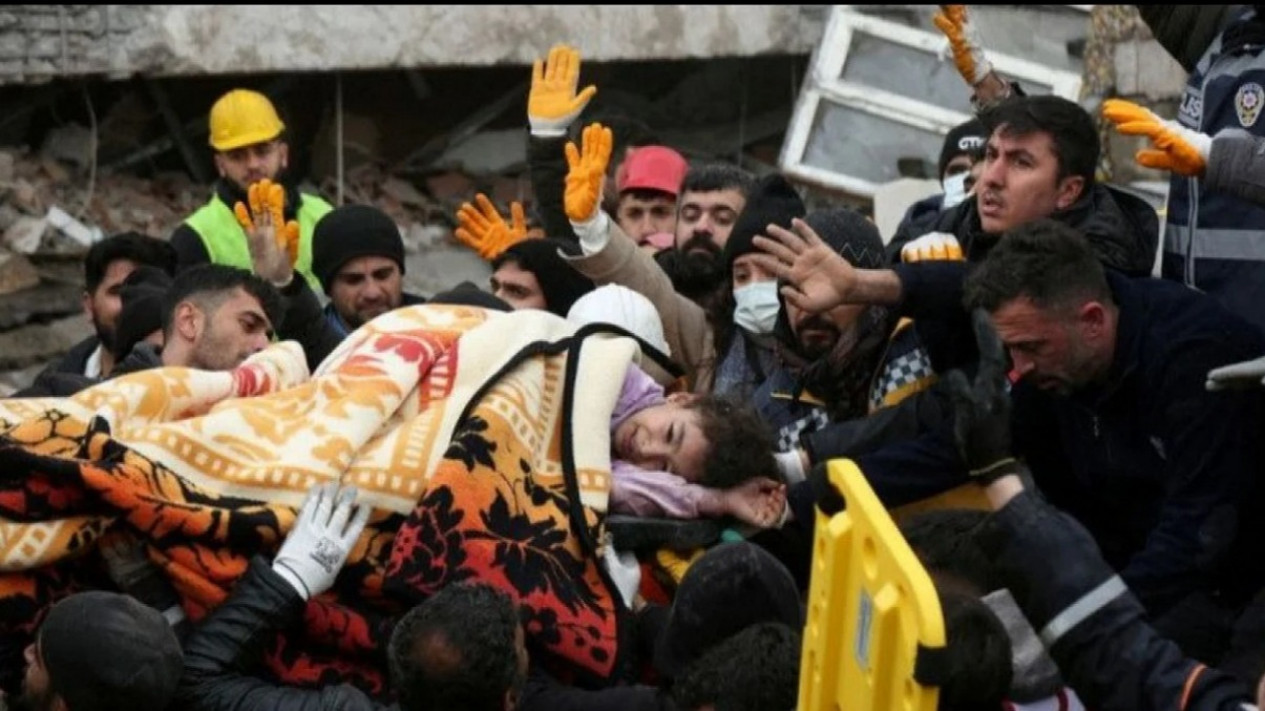 Ini Nomor Hotline KBRI untuk WNI Korban Gempa Turki: +90 532 13522 98
            - galeri foto