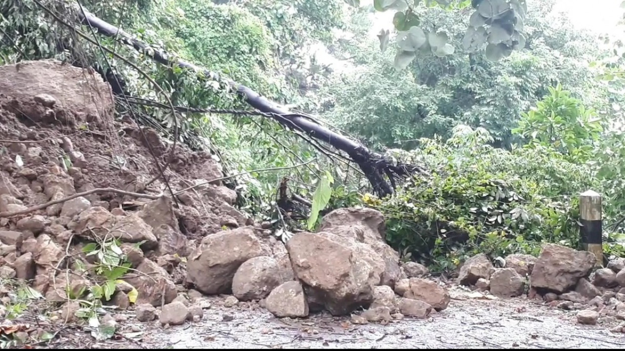 Diguyur Hujan Lebat Tebing Setinggi 30 Meter di Kab. Semarang Longsor dan Putus Akses Jalan
            - galeri foto