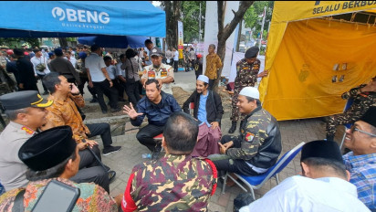 Bupati Sidoarjo Ahmad Muhdlor Ali Dipijat Banser Pasukan Pengamanan dalam Harlah 1 Abad NU