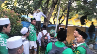 Tak Bisa Masuk, Peserta Seabad NU Nekad Naik Pagar Stadion Gelora Delta Sidoarjo