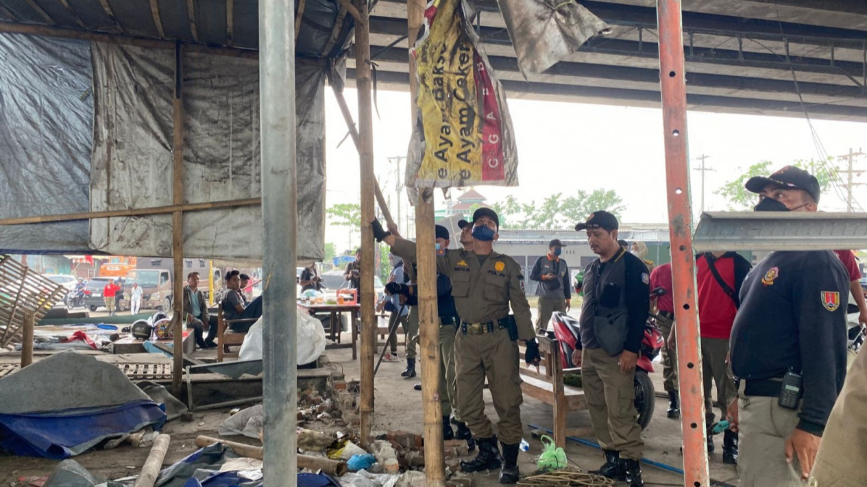 Program Tamanisasi, Satpol PP Kota Semarang Bongkar Lapak PKL di Bawah Flyover Tanjung Emas
            - galeri foto