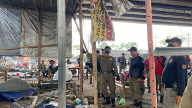 Program Tamanisasi, Satpol PP Kota Semarang Bongkar Lapak PKL di Bawah Flyover Tanjung Emas