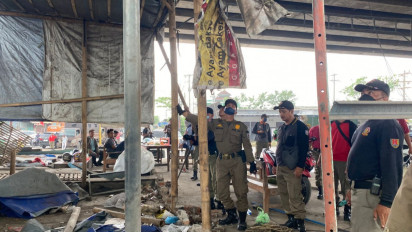 Program Tamanisasi, Satpol PP Kota Semarang Bongkar Lapak PKL di Bawah Flyover Tanjung Emas