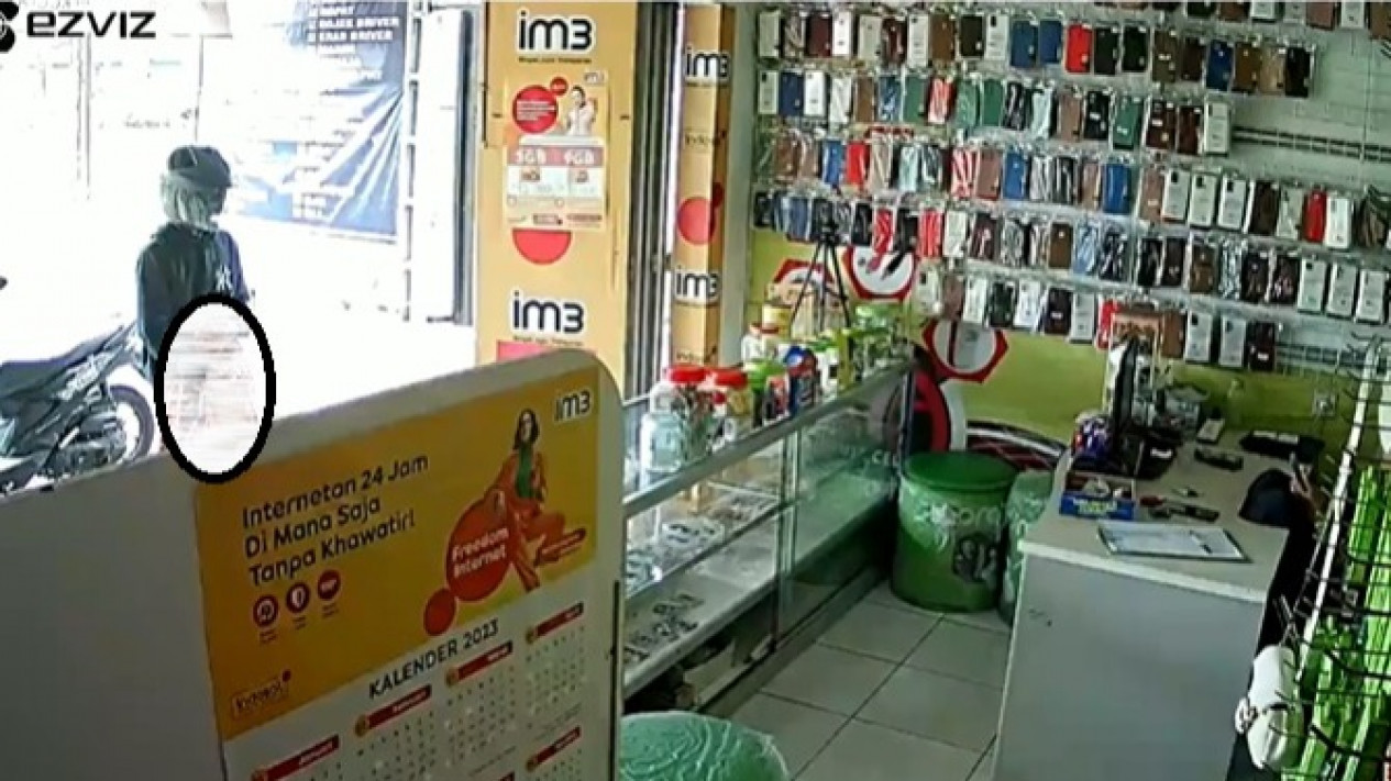 Teror Sperma di Tasikmalaya, Seorang Pria Onani di Depan Konter HP
            - galeri foto