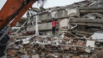 Korban Gempa Turki Bertambah Menjadi 4.983 Orang