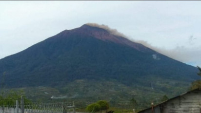 Gunung Kerinci Erupsi dengan Semburan Abu capai 150 meter