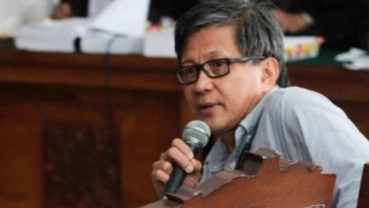 Terciduk Nonton Konser Dewa 19, Inilah Sosok Wanita Cantik yang Sebenarnya Merangkul Rocky Gerung