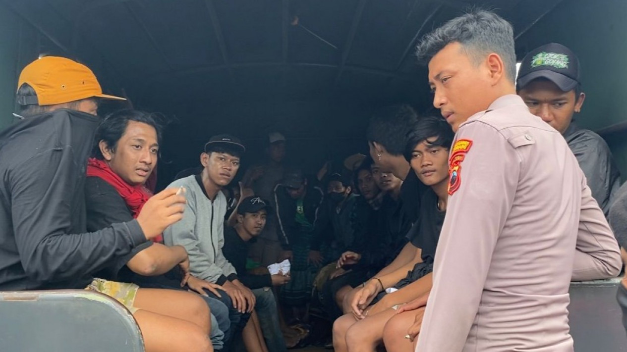 Puluhan Bonek Dipulangkan usai Terlibat Gesekan dengan Warga di Kaligawe Semarang
            - galeri foto