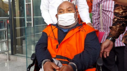 Lewat Tukang Cukur Lukas Enembe, KPK Telisik Aliran Uang Gubernur Papua nonaktif