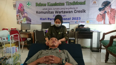 Meriahkan HPN 2023, Tenaga Kesehatan Beri Kado Pijat Tradisional ke Wartawan Gresik
