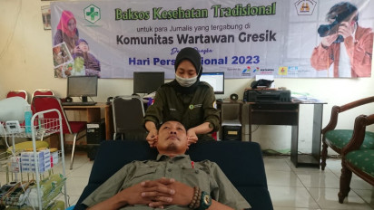Meriahkan HPN 2023, Tenaga Kesehatan Beri Kado Pijat Tradisional ke Wartawan Gresik