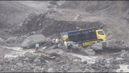 Alasan Ekonomi, Sejumlah Penambang Pasir tetap Nekat Beraktivitas di Tengah Ancaman Banjir Lahar Gunung Semeru