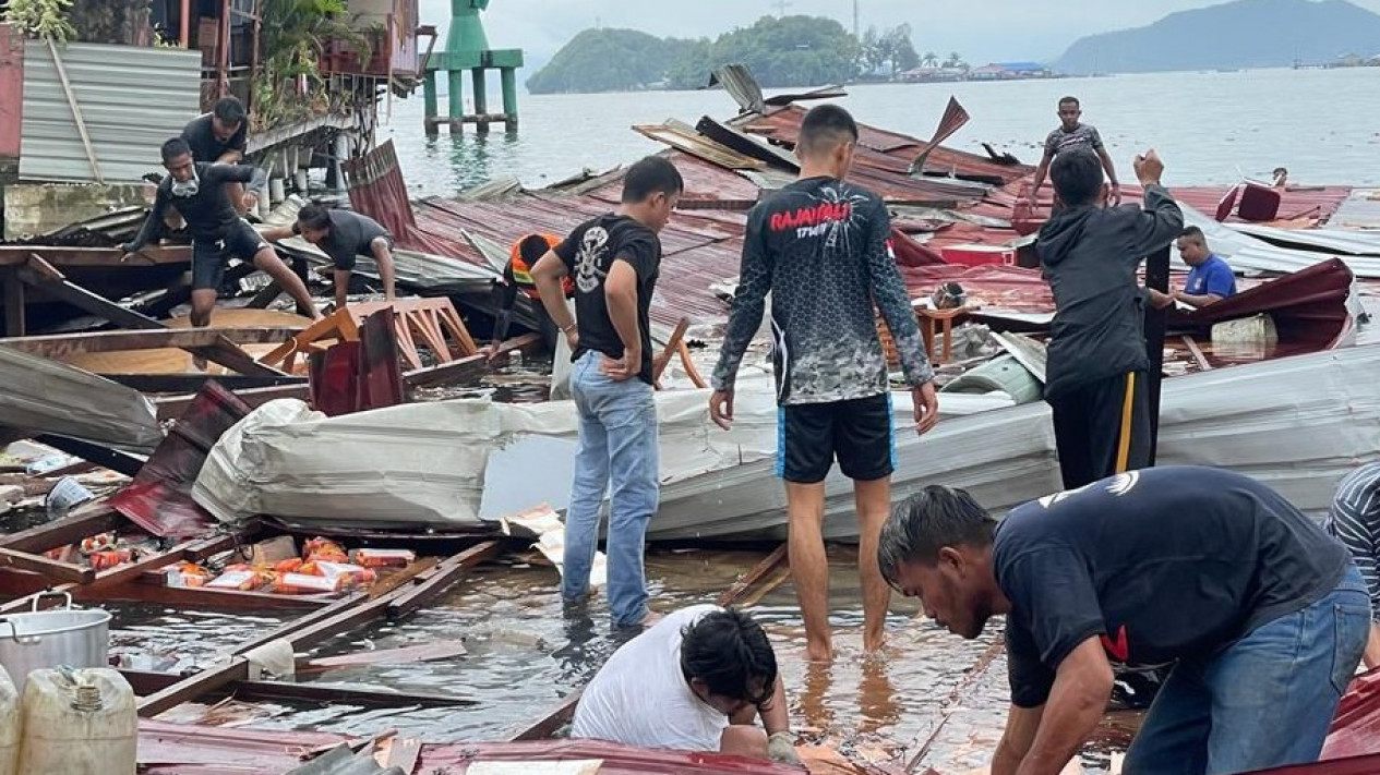 Gempa Magnitudo 5,4 Deretan Rumah Makan Pantai Dok 2 Jayapura Ambles ke Laut
            - galeri foto