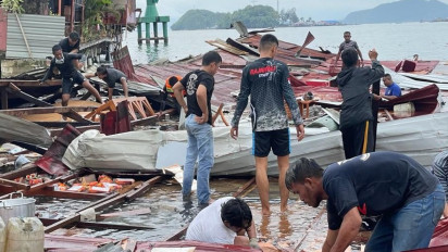 Gempa Magnitudo 5,4 Deretan Rumah Makan Pantai Dok 2 Jayapura Ambles ke Laut
