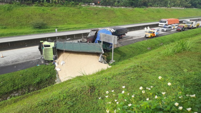 Sebuah Truk Terbakar Setelah Mengalami Kecelakaan di Tol Solo Semarang