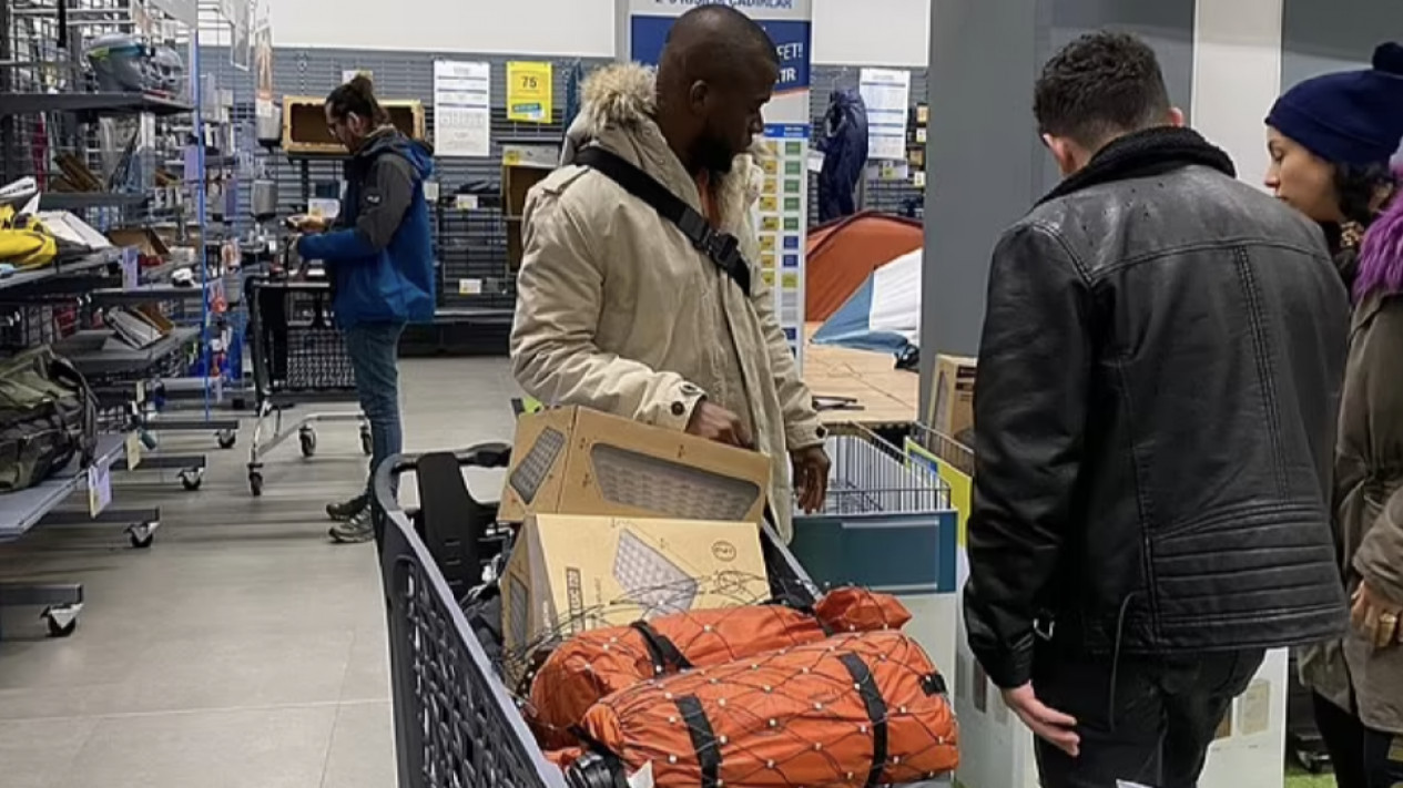 Bantu Korban Gempa Turki, Bintang Piala Dunia 2022, Enner Valencia Sibuk Belanja
            - galeri foto