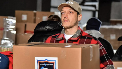 Mesut Oezil Pimpin Penyaluran Bantuan untuk Korban Gempa Turki