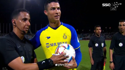 Cristiano Ronaldo Pun Tak Malu Minta Wasit Tanda Tangan Bola Usai Cetak Quat-trick