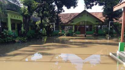 Banjir Genangi SDN I Pesisir Probolinggo, Aktivitas Belajar Siswa Dihentikan