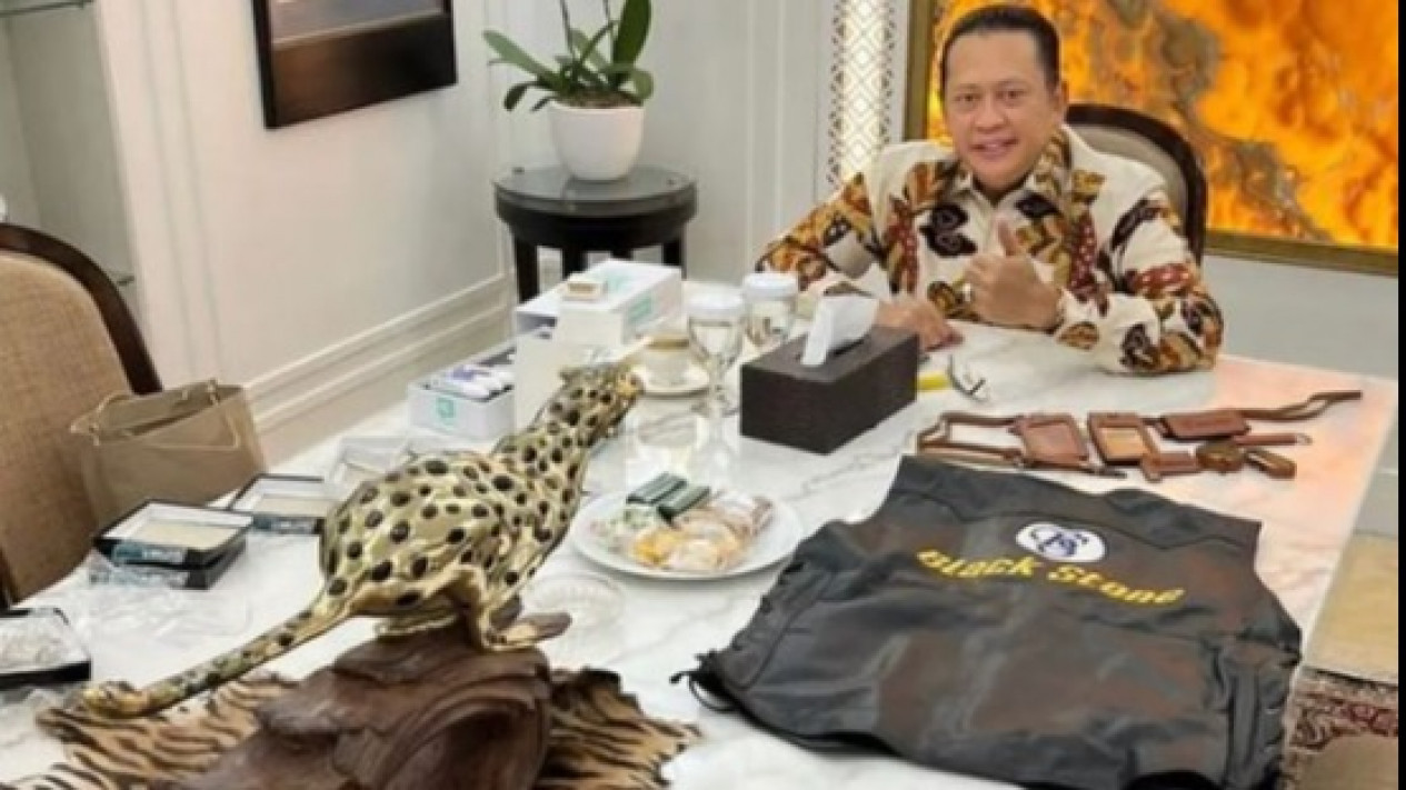 Dikritik Soal Taplak Meja Kulit Harimau di Ruangannya, Ini Kata Bamsoet
            - galeri foto