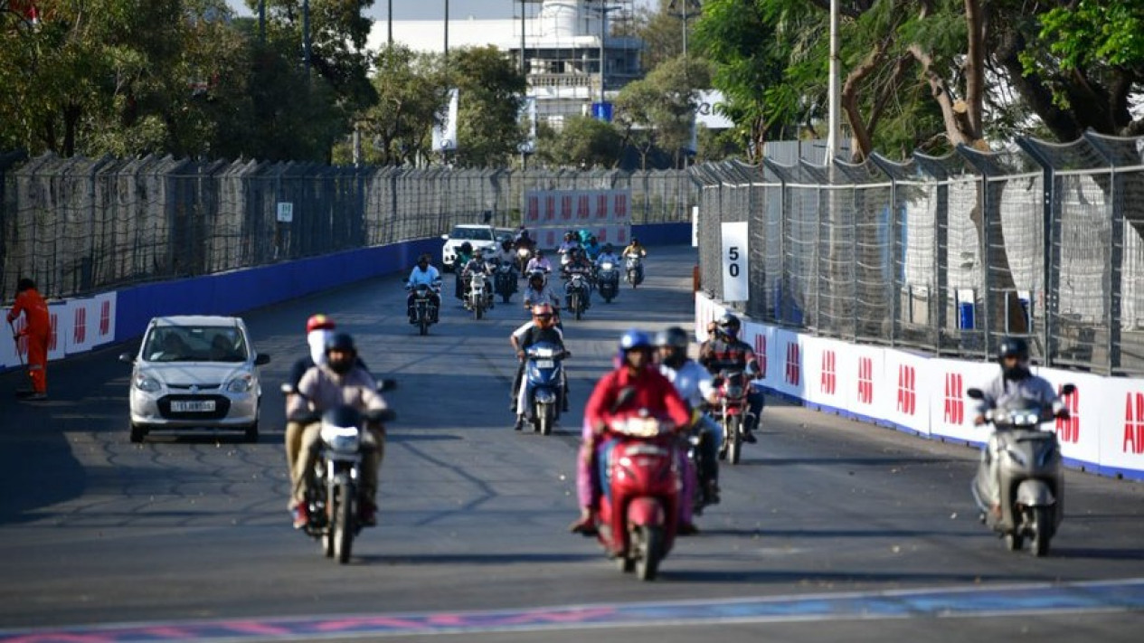 Viral Formula E India Kacau Balau, Mobil dan Motor Bebas Masuk Sirkuit
            - galeri foto