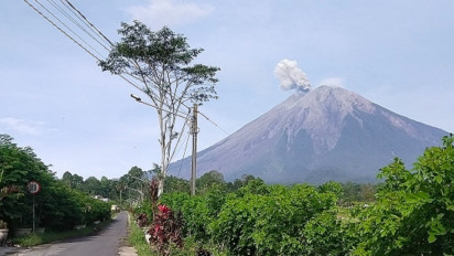 Gunung Semeru Erupsi dan Keluarkan 21 Kali Letusan Setinggi 600 Meter, Aktivitas Warga Normal