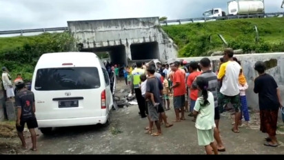 Sopir Mengantuk, Minibus Tak Terkendali Keluar Jalur Tol hingga Jatuh ke Underpass