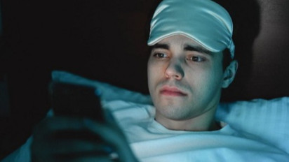 Mitos atau Fakta: Tidur di Samping Ponsel Bisa Tingkatkan Risiko Kanker?