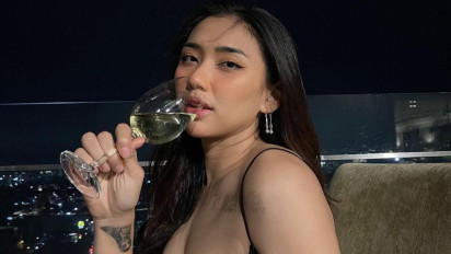 Foto-foto Tato Milik Atlet Voli Cantik Yolla Yuliana, Ada yang Di Bagian Perut Bawah