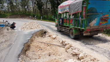 Jalan Senilai 15 Miliar di Grobogan Penghubung Tiga Kabupaten Nyaris Putus, Warga Swadaya Pengurukan