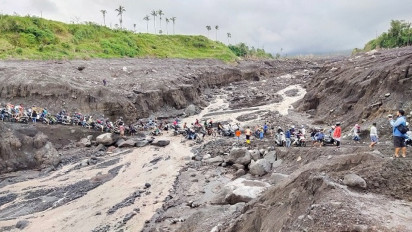Antrian Panjang Kendaraan di Jalur Tol Cikali Usai Diterjang Lahar Semeru