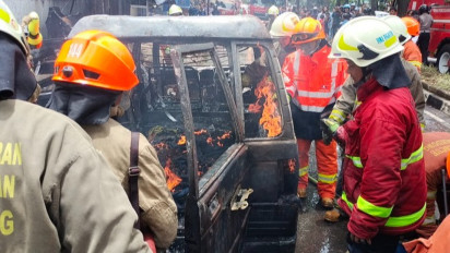 Mobil Berisi Puluhan Jeriken BBM di Bandung Ludes Terbakar